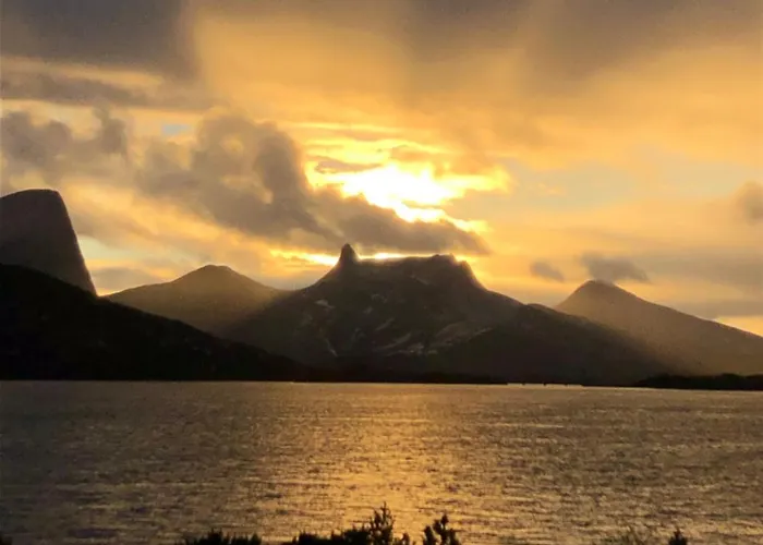 Vakantiehuis Efjord And Stetind - Kobbernestinden *